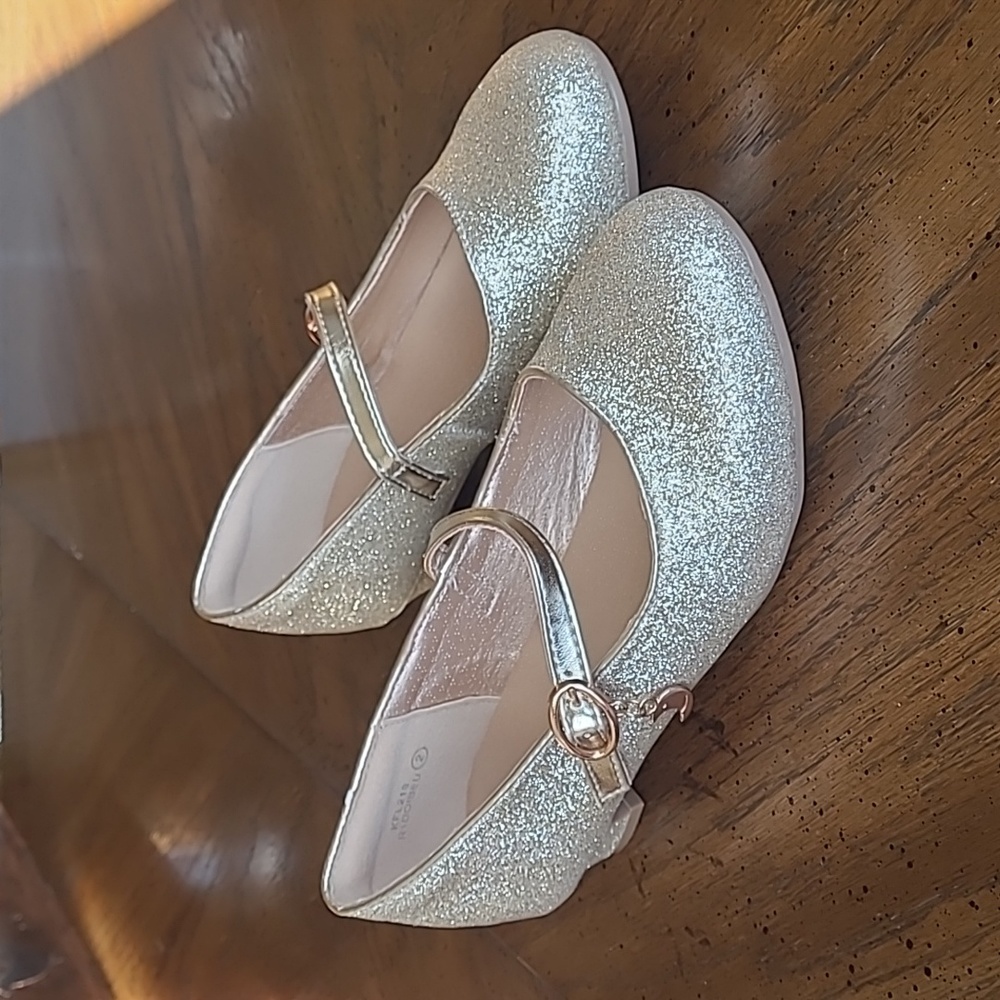 Big girl's Dream Pairs size 2 gold dress shoes